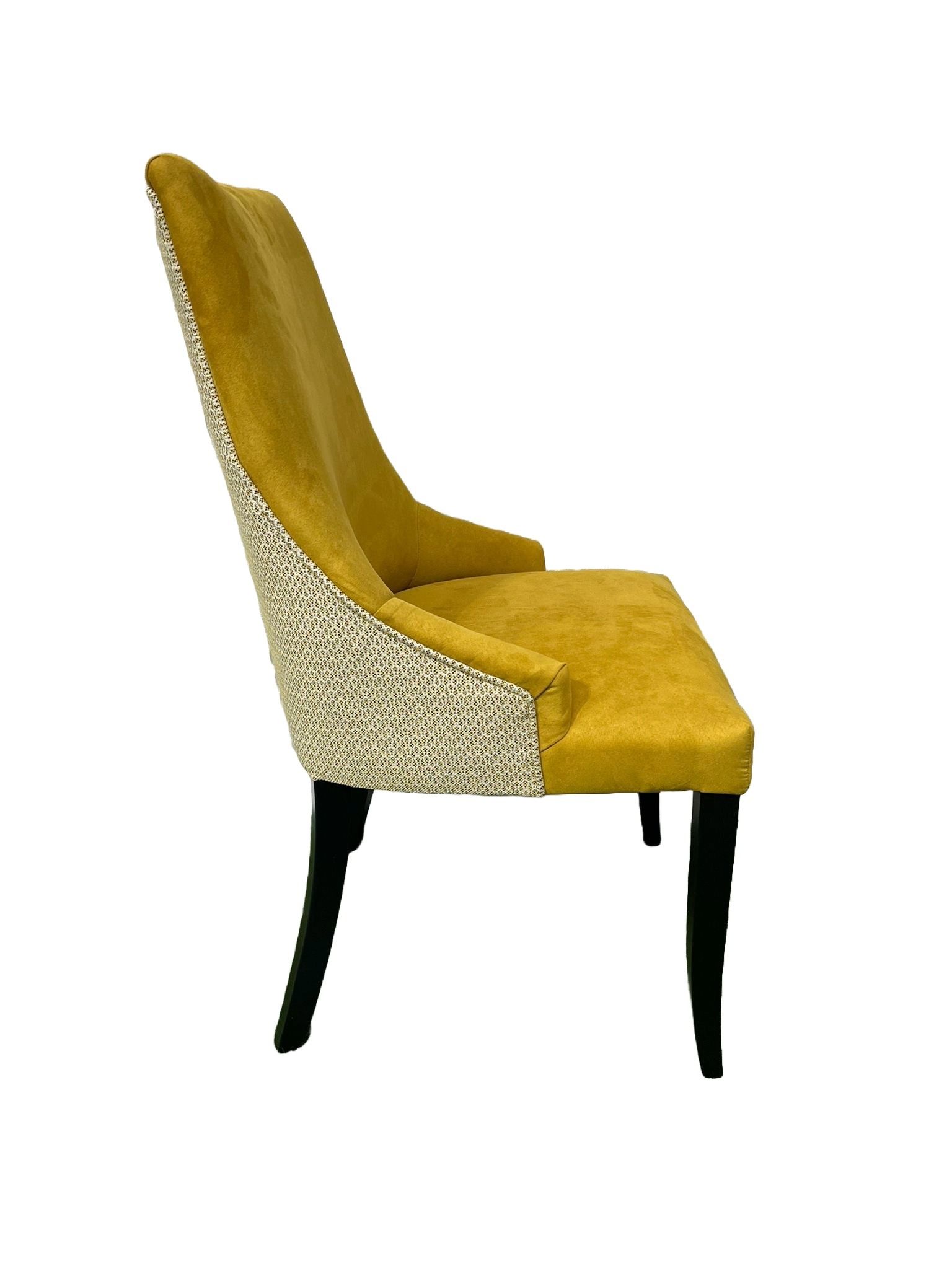 Una silla amarilla con patas negras sobre un fondo blanco.