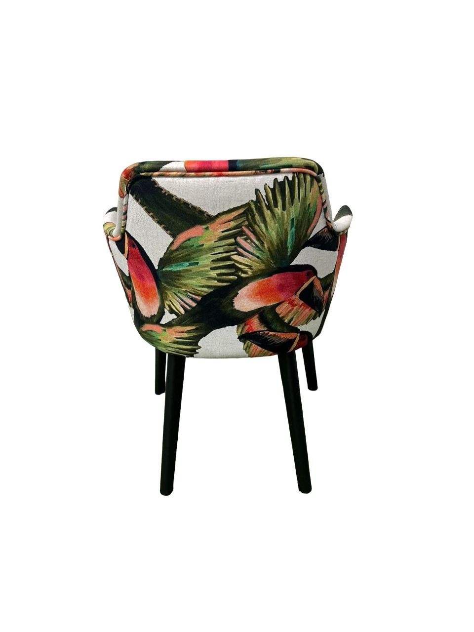 Una silla con un estampado tropical está sobre un fondo blanco.