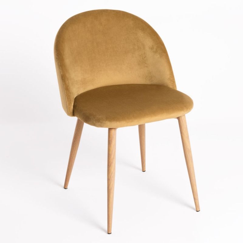 Una silla azul con patas de madera sobre un fondo blanco.