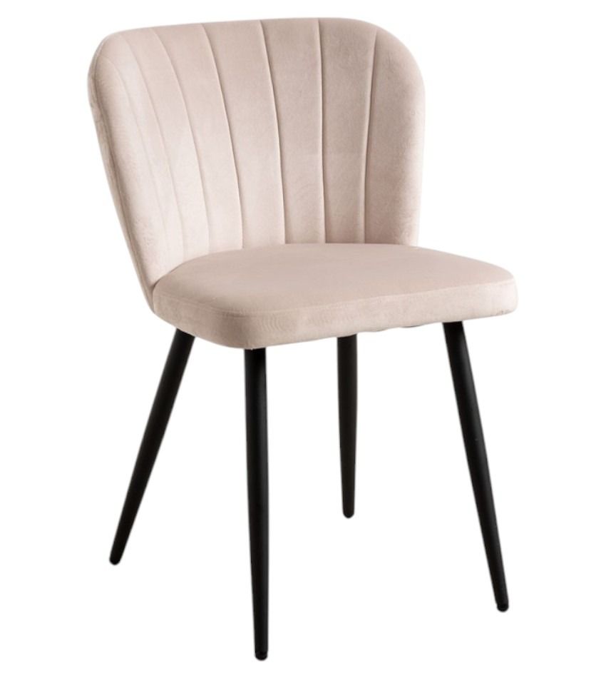 Una silla de terciopelo marrón con patas negras sobre un fondo blanco.