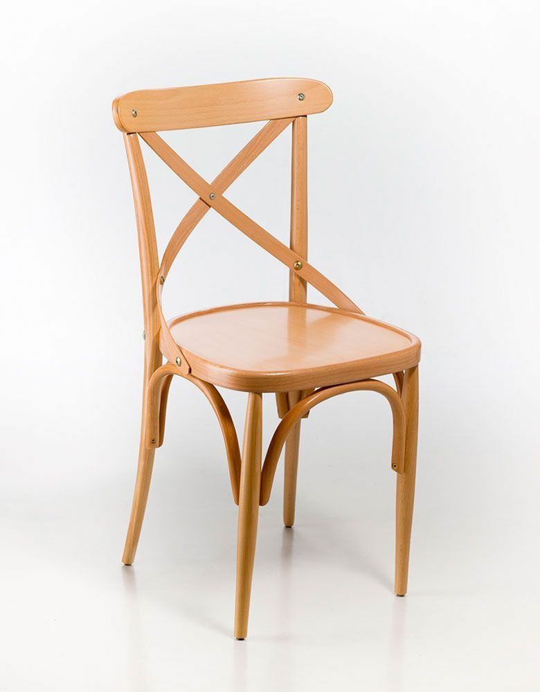 Una silla de madera con respaldo cruzado sobre un fondo blanco.