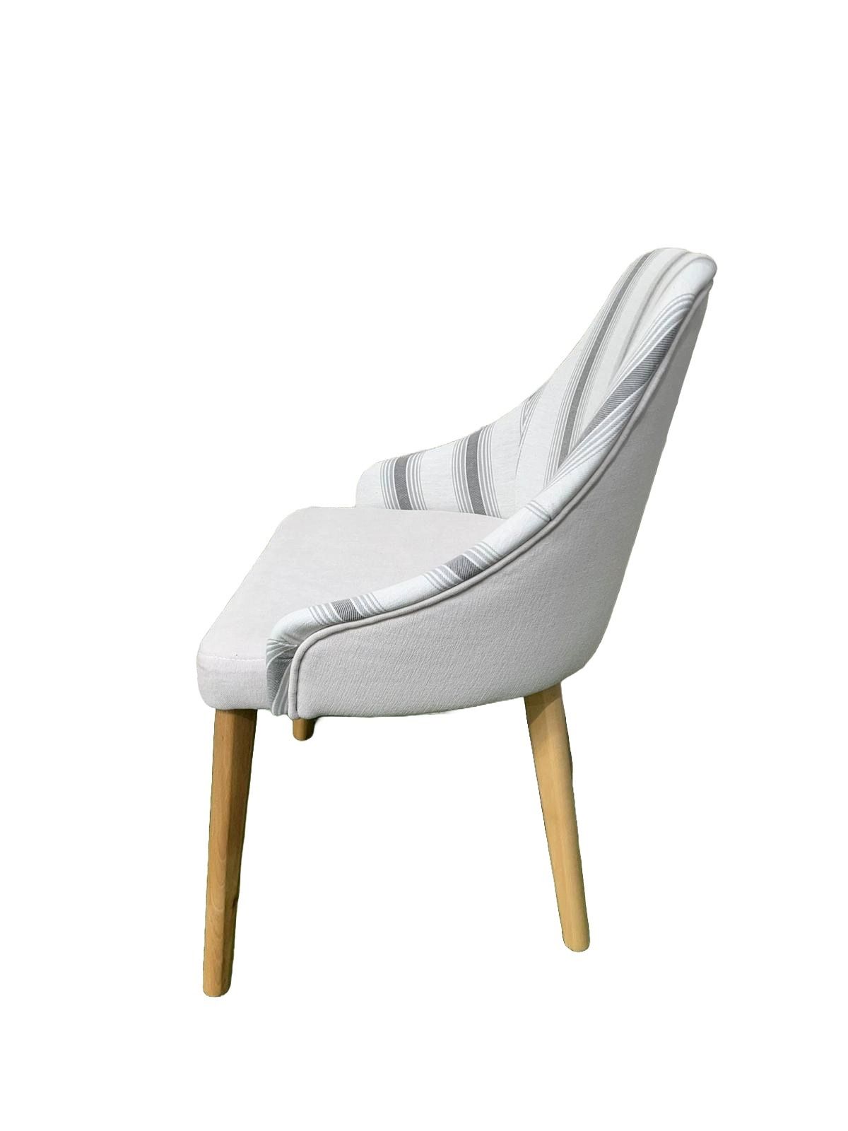 Una silla de rayas grises y blancas con patas de madera.