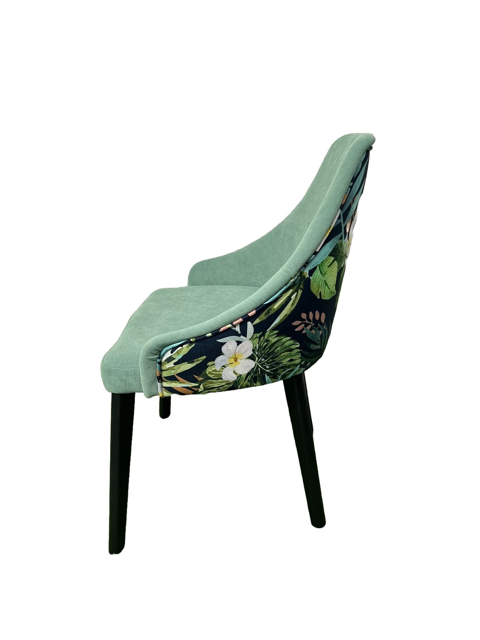 Una silla verde con patas negras sobre un fondo blanco.