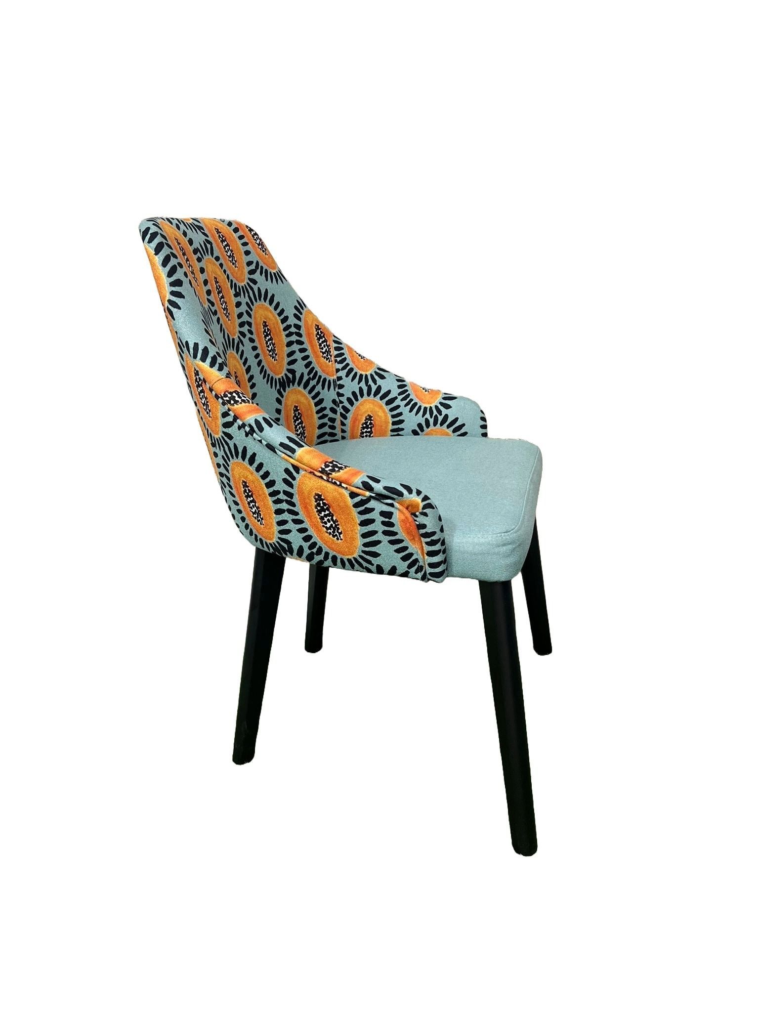 Una silla con un patrón azul y naranja.