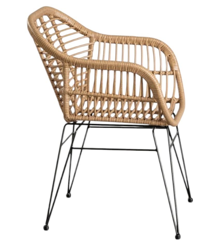 Una silla de mimbre con patas de metal sobre un fondo blanco.