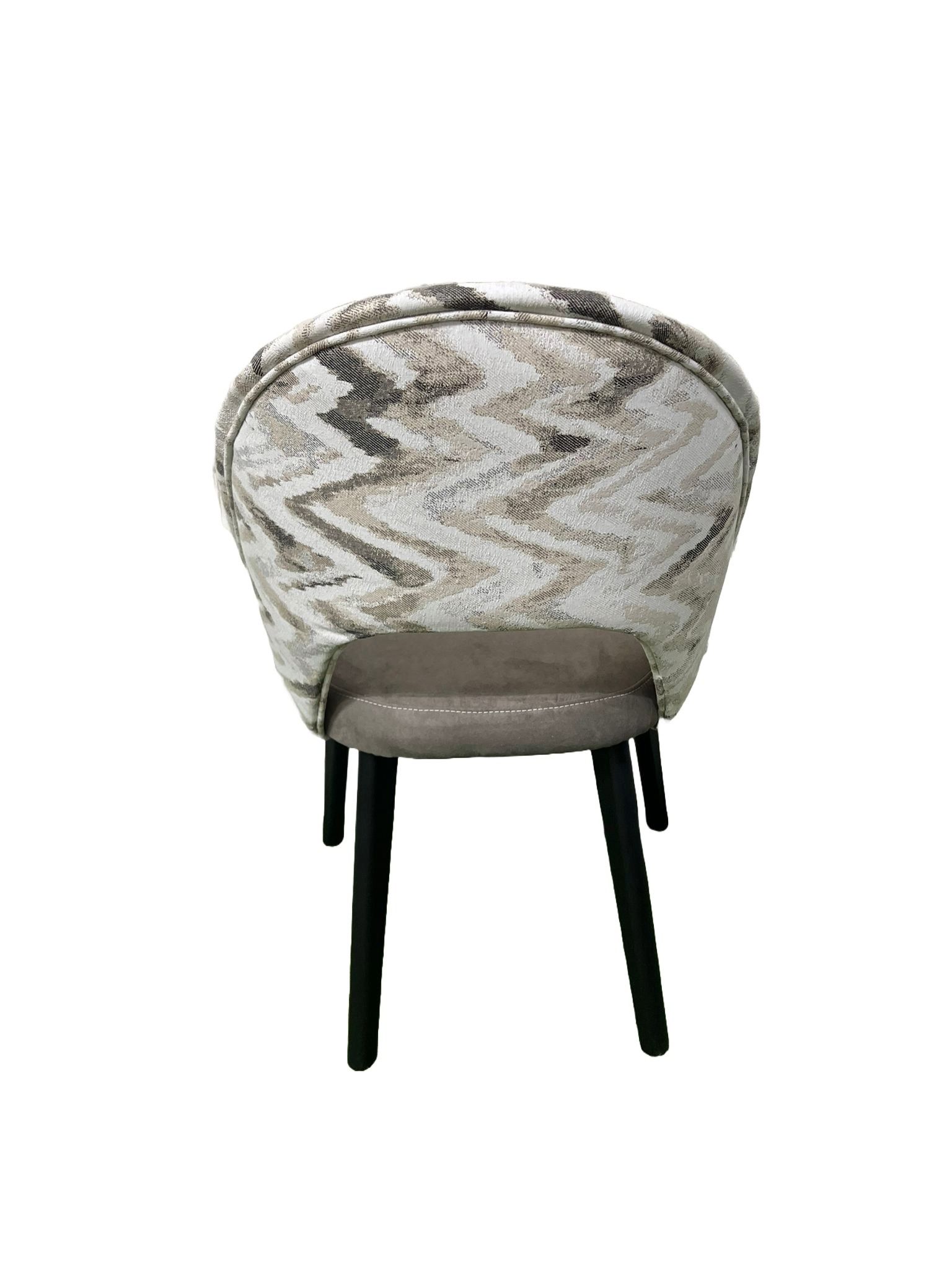 Una silla con un estampado y patas negras sobre un fondo blanco.