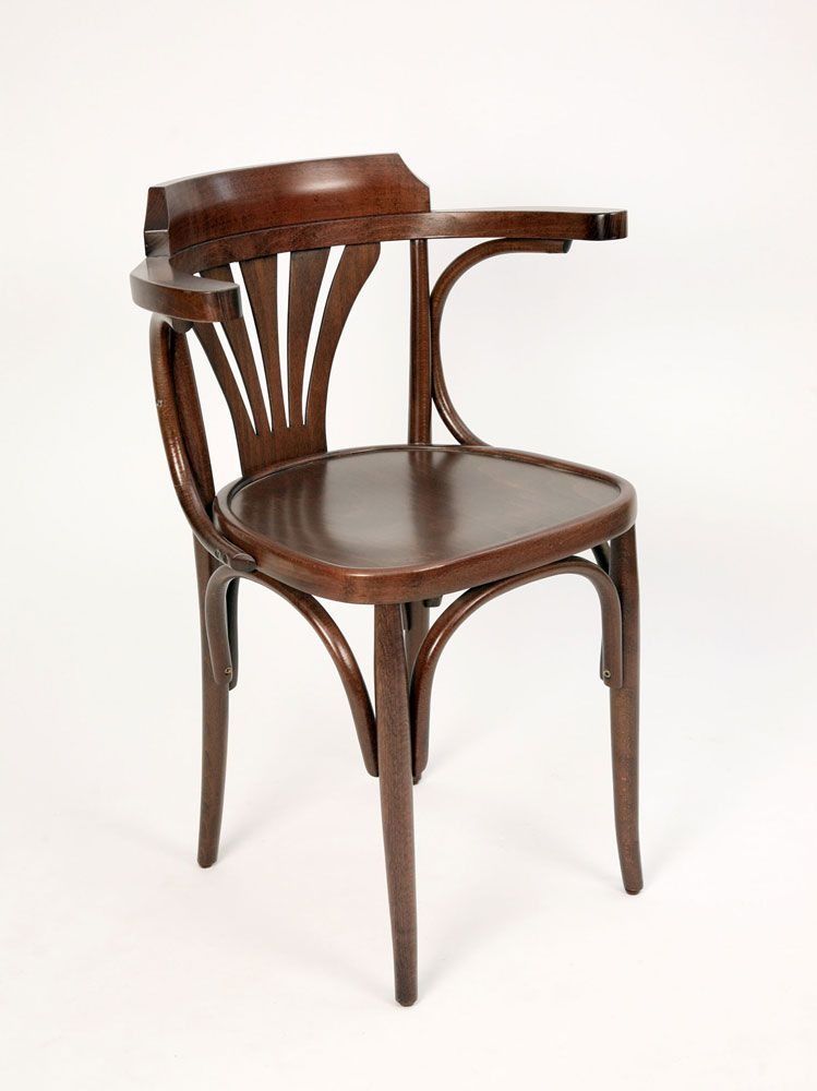 Una silla de madera con respaldo curvado y reposabrazos sobre un fondo blanco.