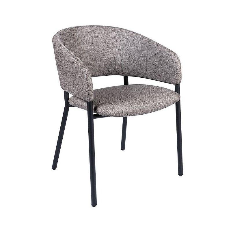 Una silla beige con patas negras sobre un fondo blanco.