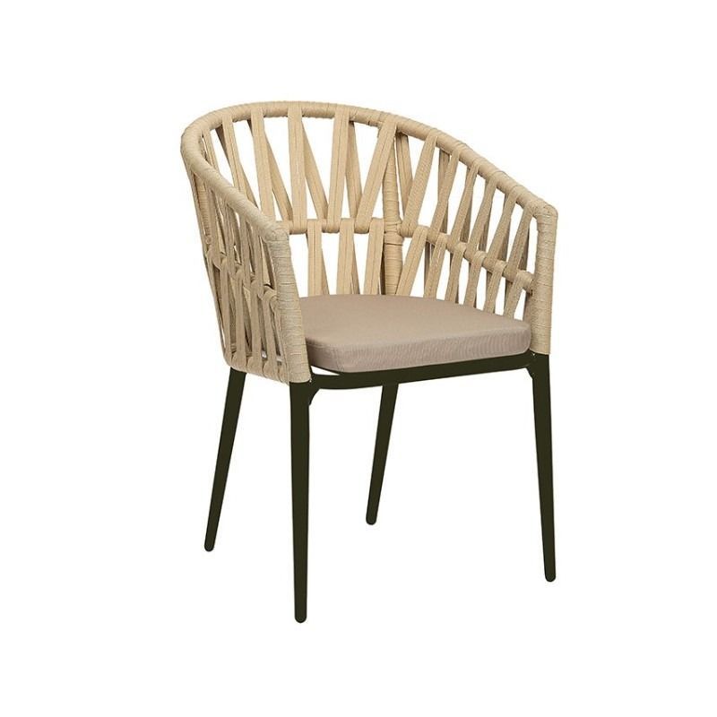 Una silla de mimbre con patas de madera y un cojín sobre un fondo blanco.