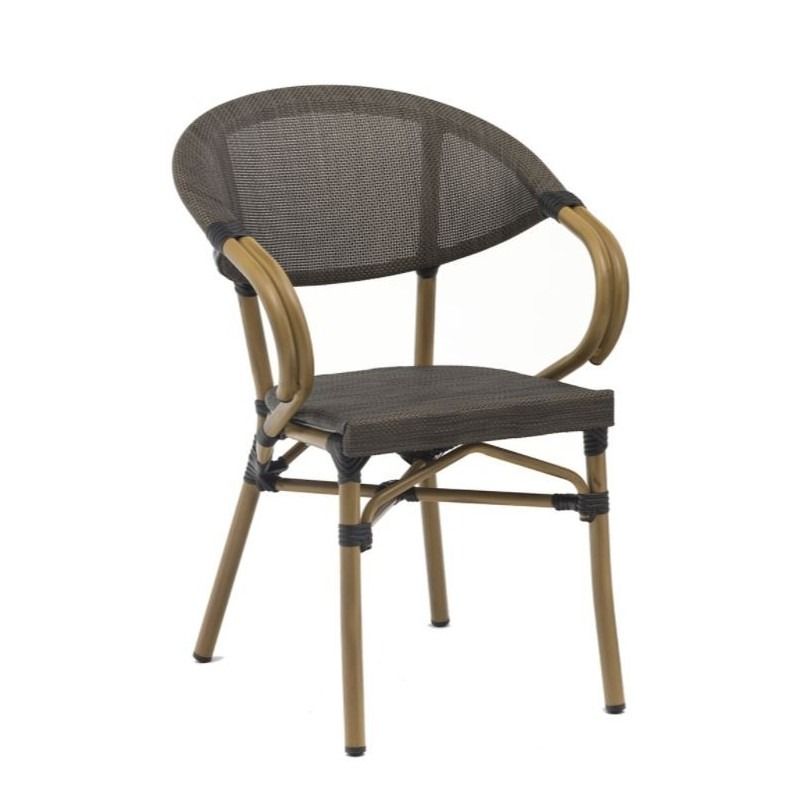 Una silla con asiento de mimbre y reposabrazos sobre un fondo blanco.