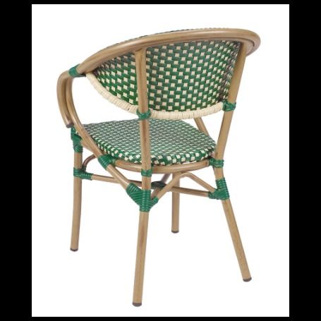 Una silla de mimbre verde con marco de madera sobre un fondo blanco.