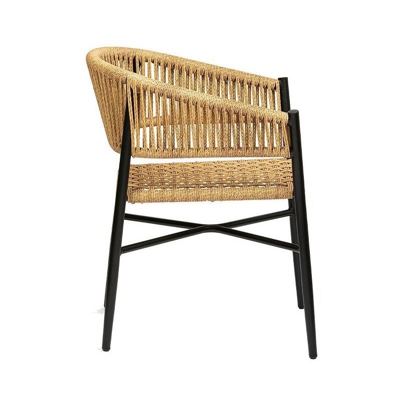 Una silla de mimbre con un marco negro sobre un fondo blanco.