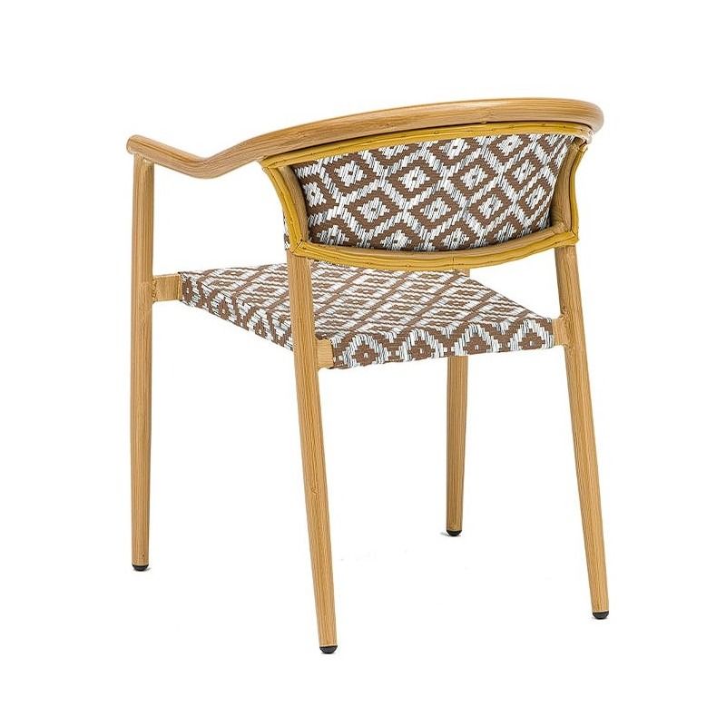 Una silla con estructura de madera y asiento estampado.