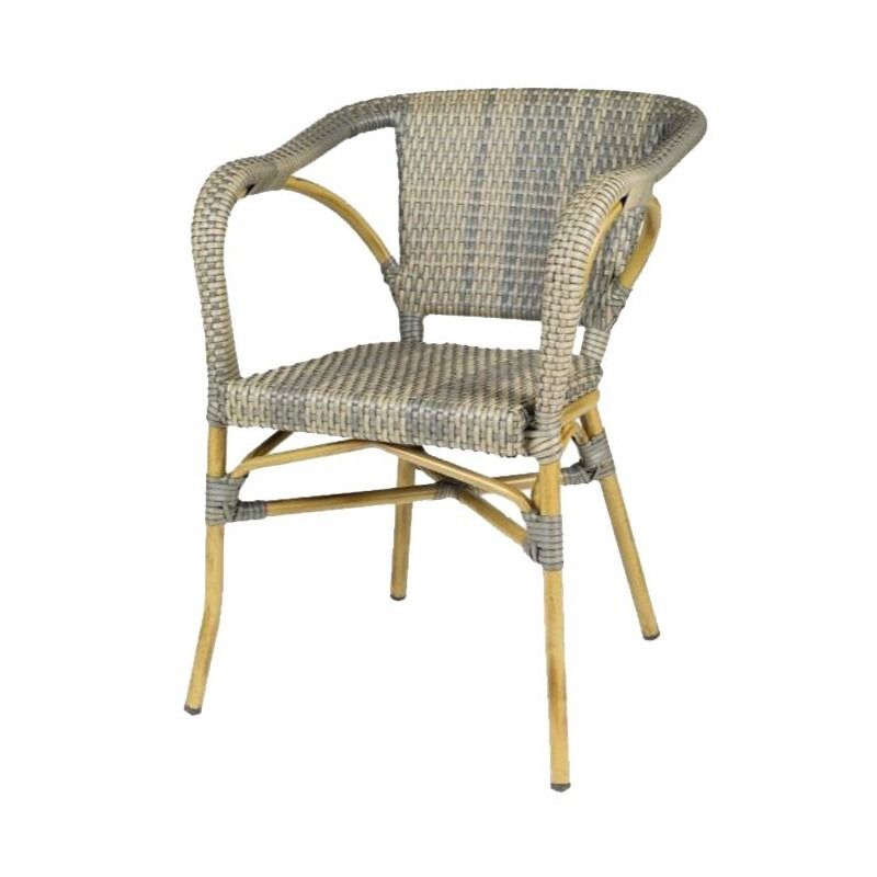 Una silla de mimbre blanca con marco dorado sobre un fondo blanco.