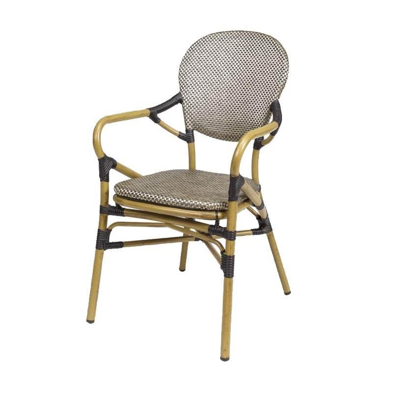 Una silla de mimbre con un cojín marrón sobre un fondo blanco.