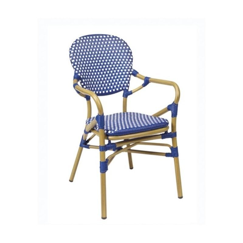 Una silla de mimbre con lunares en el respaldo.