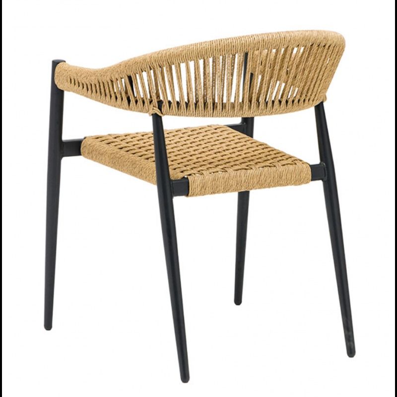 Una silla de mimbre con un marco negro sobre un fondo negro.