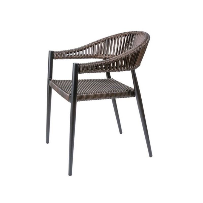 Una silla de mimbre marrón con patas negras sobre un fondo blanco.