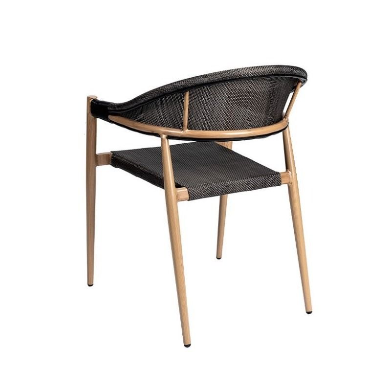 Una silla con estructura de madera y asiento de mimbre sobre un fondo blanco.