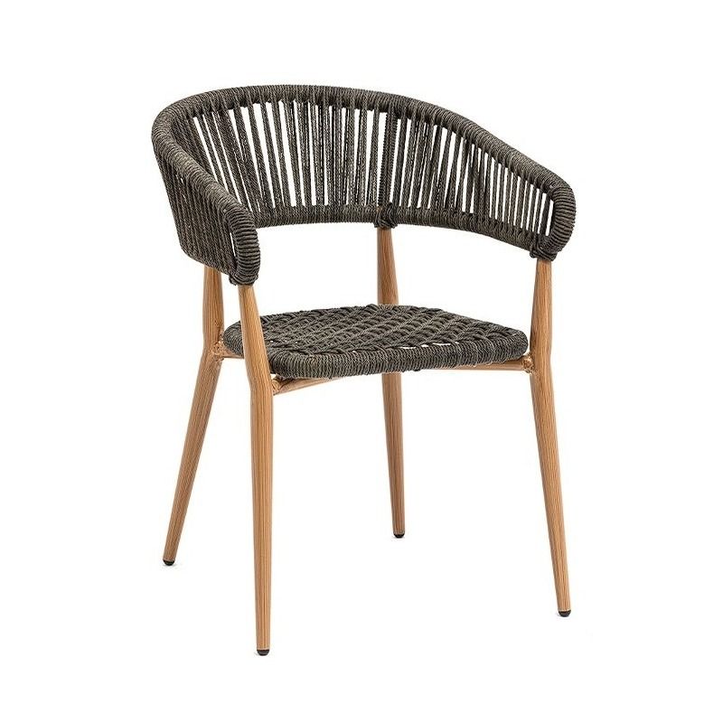 Una silla de mimbre con patas negras sobre fondo blanco.