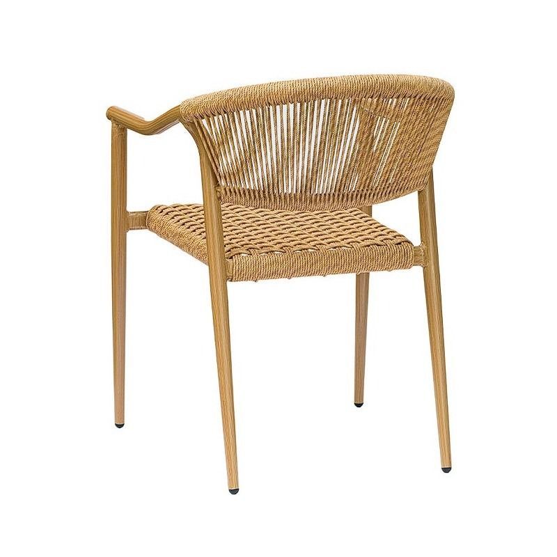 Una silla de mimbre con marco de madera sobre un fondo blanco.