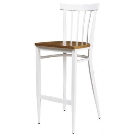 Un taburete de bar negro con asiento de madera sobre un fondo blanco.