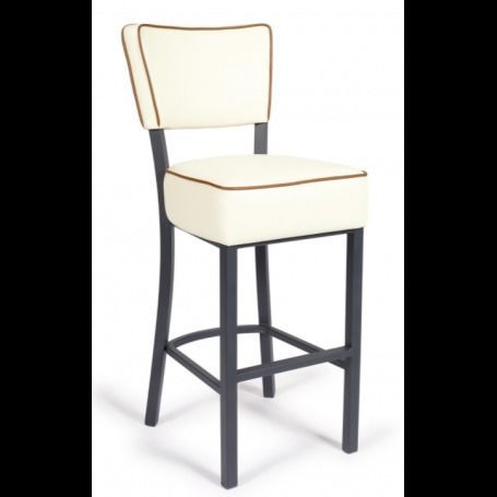 Un taburete de bar rojo con patas negras sobre un fondo blanco.