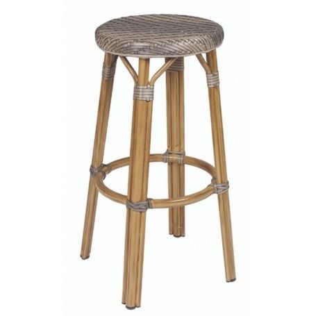 Un taburete de bar de mimbre con una superficie a cuadros blancos y negros.