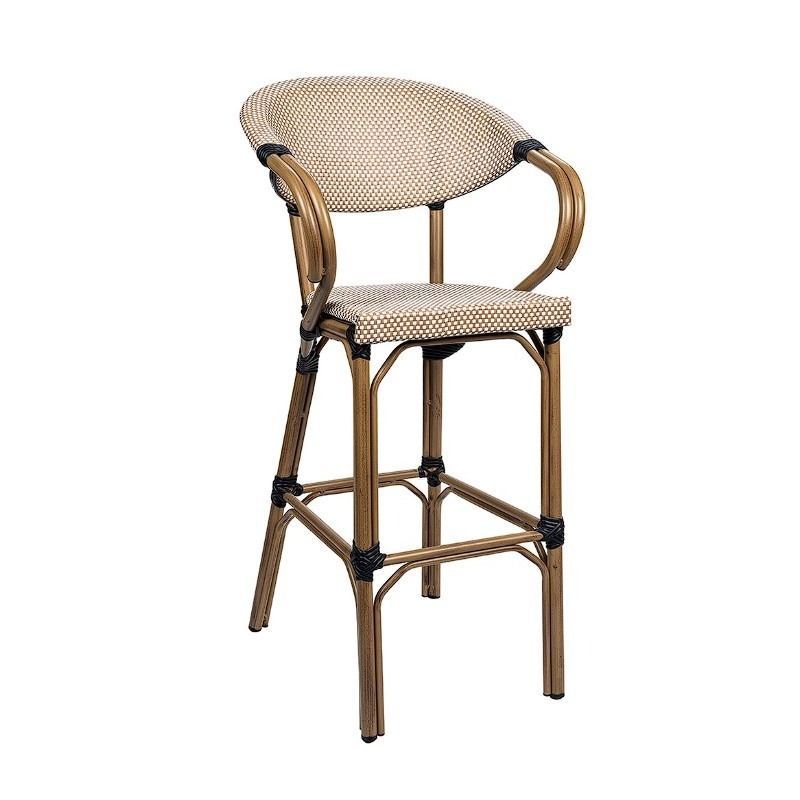 Un taburete de bar de mimbre con asiento negro y patas de madera sobre fondo blanco.