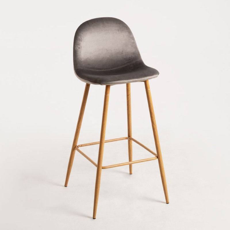 Un taburete de bar marrón con patas de madera sobre un fondo blanco.