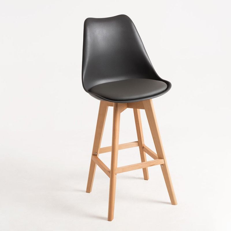 Un taburete de bar gris con patas de madera sobre un fondo blanco.