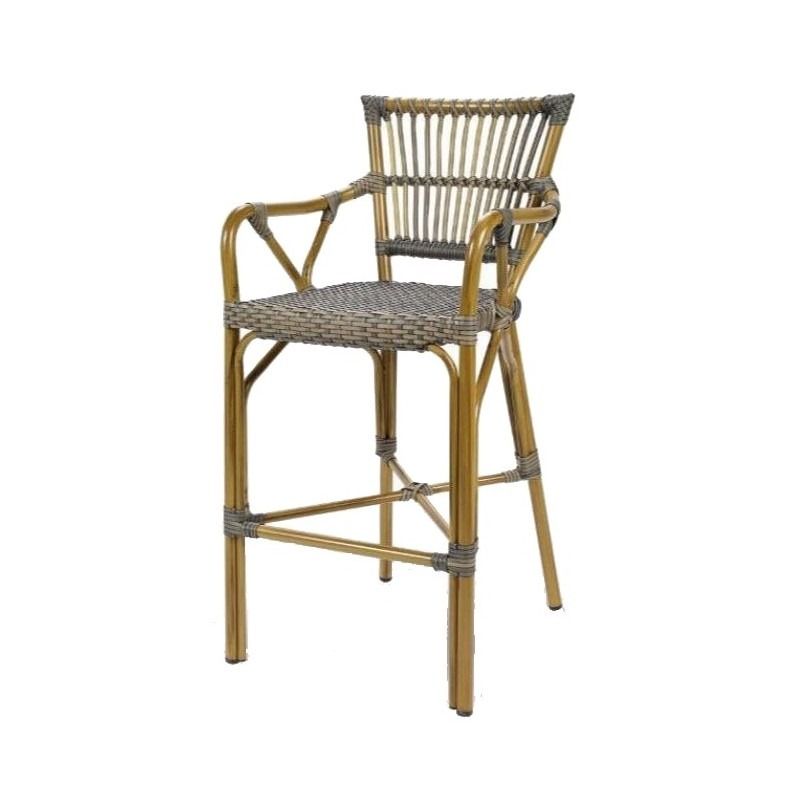 Un taburete de bar de mimbre sobre un fondo blanco