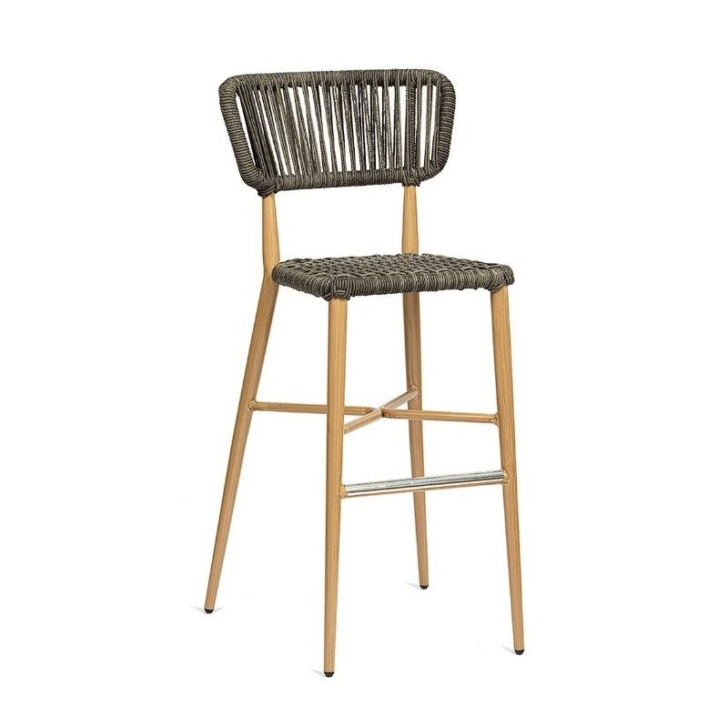 Un taburete de bar con asiento y respaldo de mimbre sobre un fondo blanco.