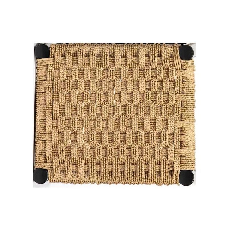 Un taburete de bar con asiento de mimbre y patas negras sobre fondo blanco.