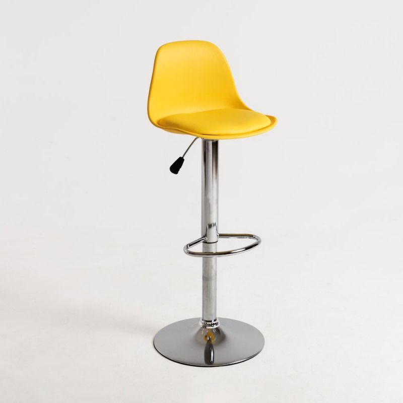 Un taburete de bar blanco con base cromada sobre un fondo blanco.