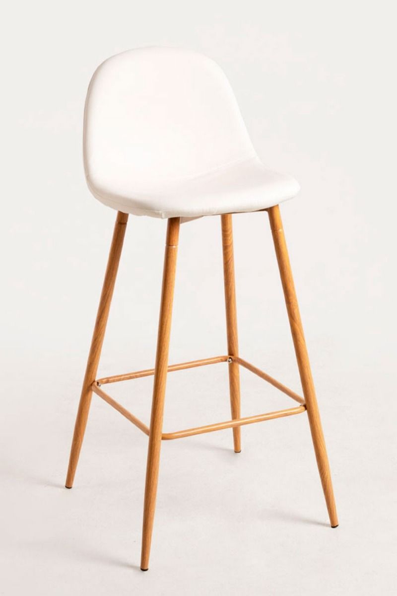 Un taburete de bar marrón con patas de madera sobre un fondo blanco.