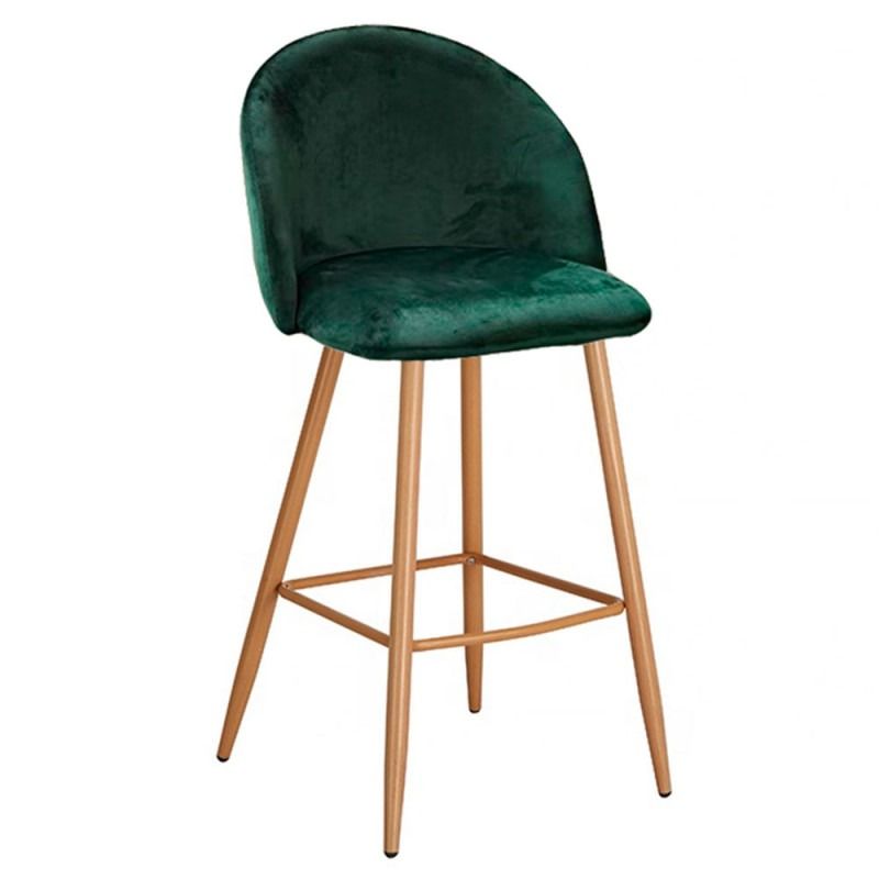 Un taburete de bar marrón con patas de madera sobre un fondo blanco.