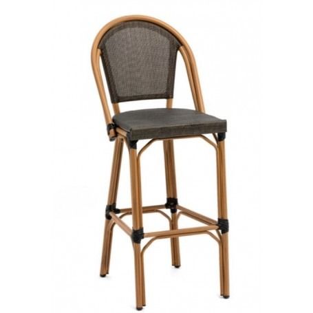 Un taburete de bar de mimbre con un asiento blanco sobre un fondo blanco.