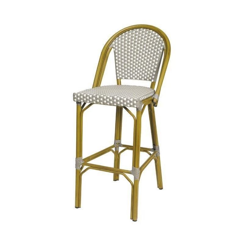 Un taburete de bar de mimbre verde y blanco con estructura de madera sobre un fondo blanco.