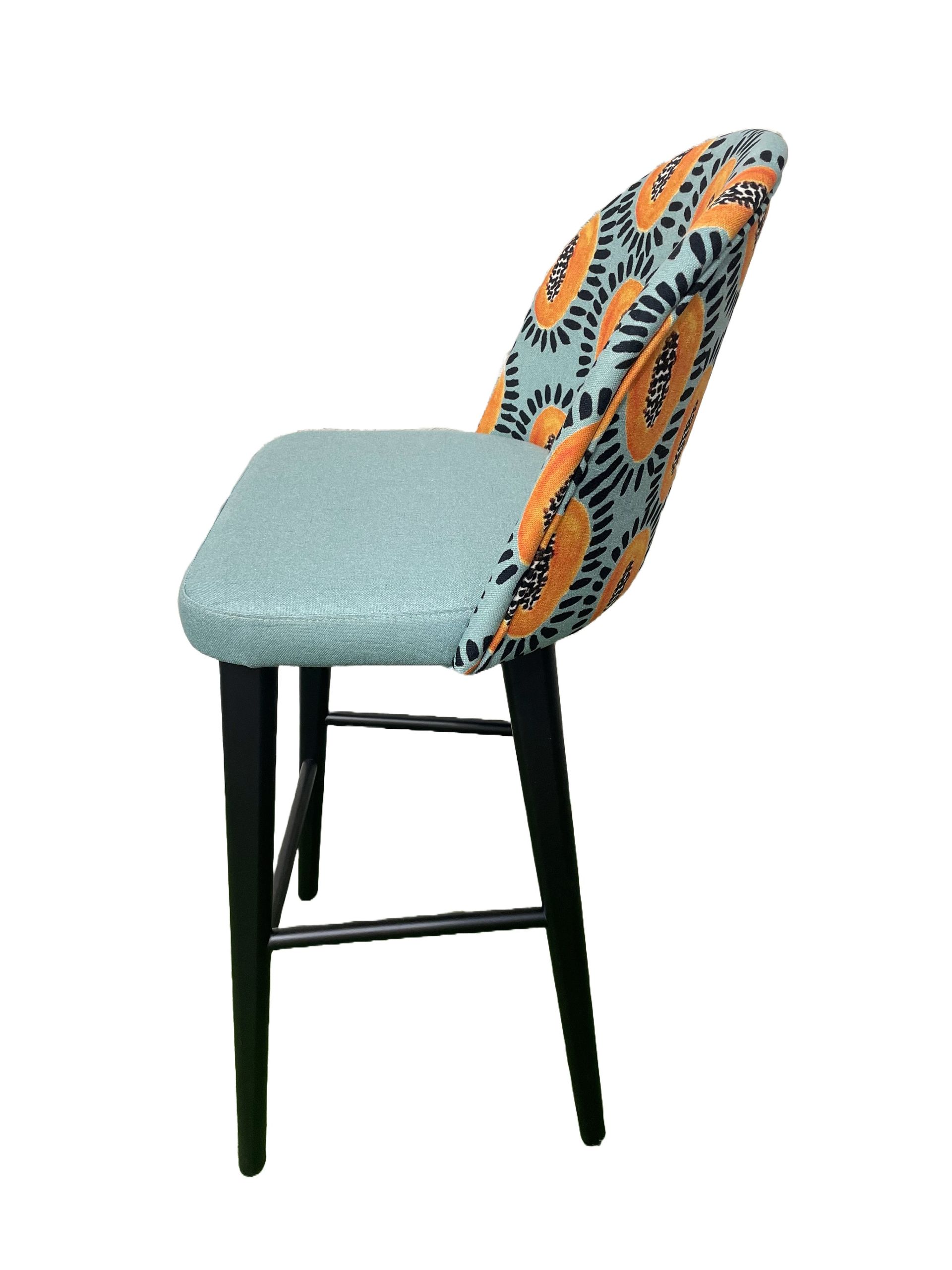 Una silla con un patrón azul y naranja.