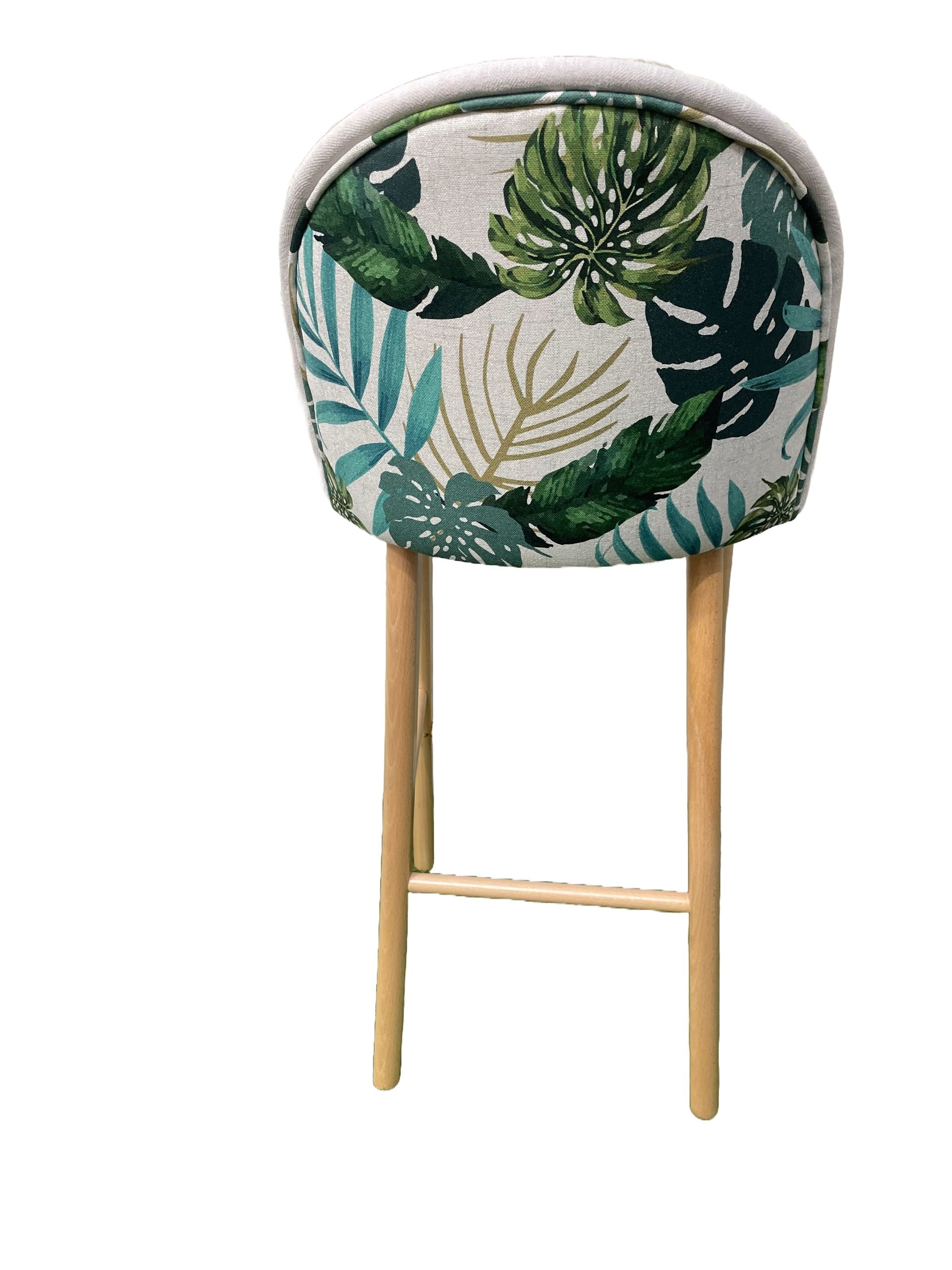 Un taburete de bar blanco con patas de madera sobre un fondo blanco.