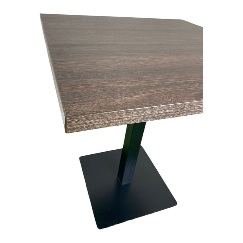 Una mesa de madera con una base negra sobre un fondo blanco