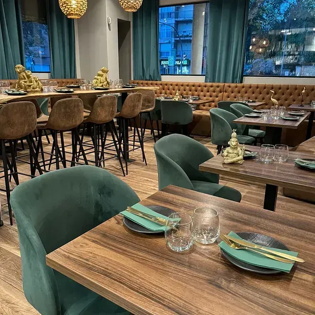 Un restaurante con muchas mesas y sillas