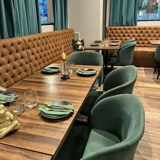 Un restaurante con mesas y sillas y platos en ellas.
