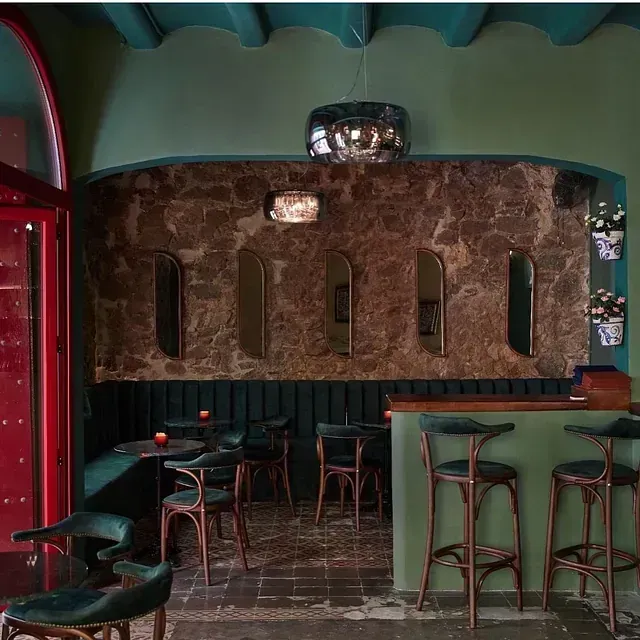 Un restaurante con mesas y sillas y un bar.