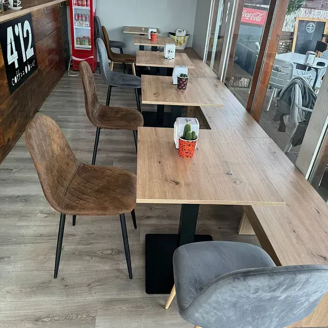 Un restaurante con mesas y sillas y el número 412 en la pared.