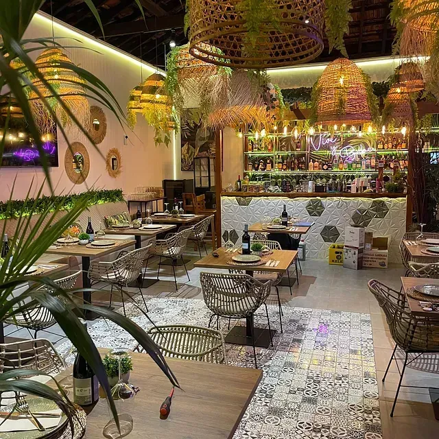 Un restaurante con mesas y sillas y un bar.