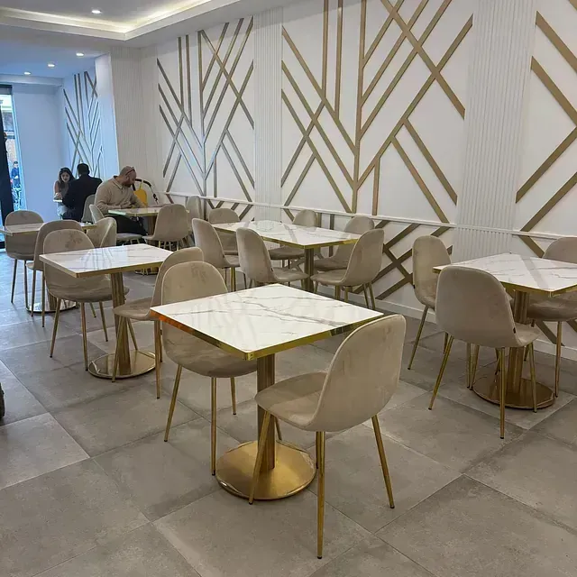 Un restaurante con muchas mesas y sillas