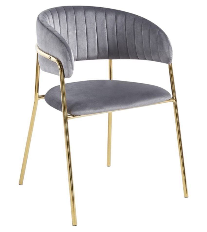 Una silla de terciopelo gris con patas doradas sobre un fondo blanco.