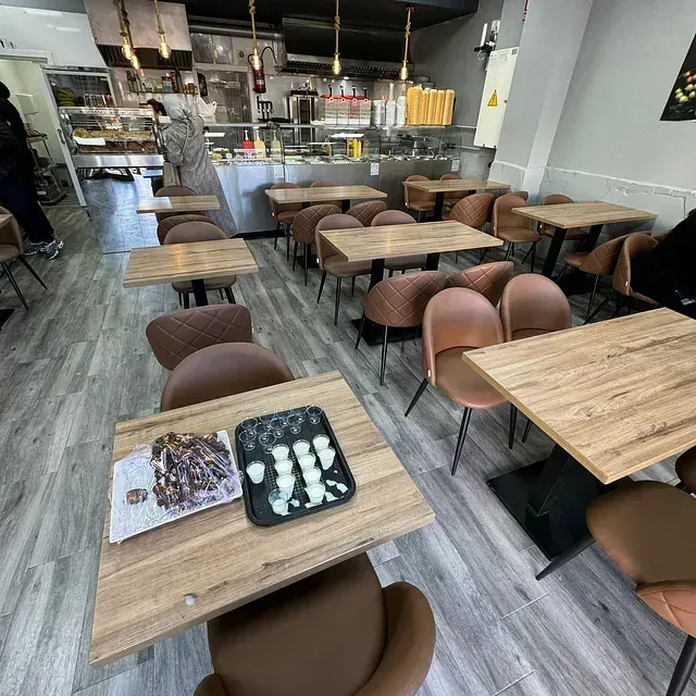 Un restaurante con mesas y sillas y un pastel en una mesa.